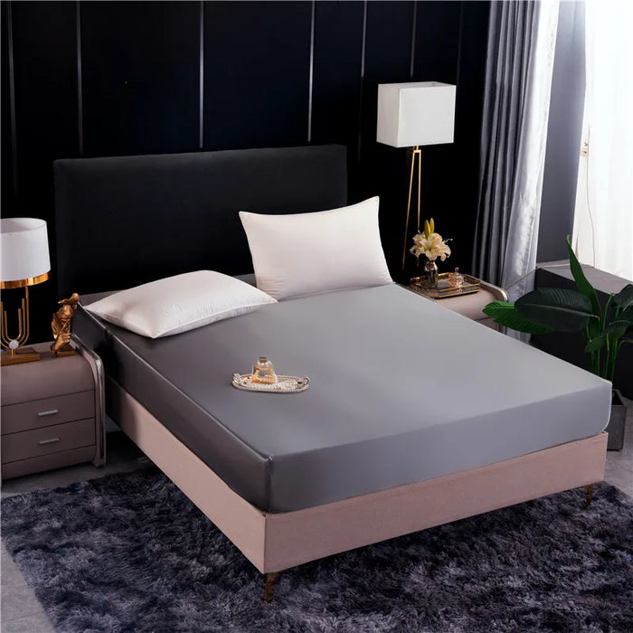 Drap-housse en satin de luxe couleur blanche sur un lit 140x190