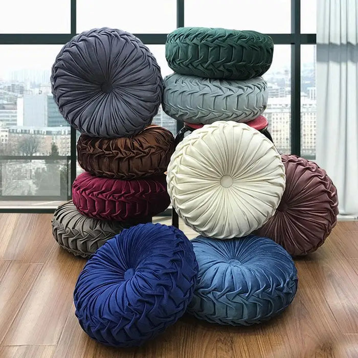 Coussin rond en velours doux forme citrouille couleur or sur canapé gris