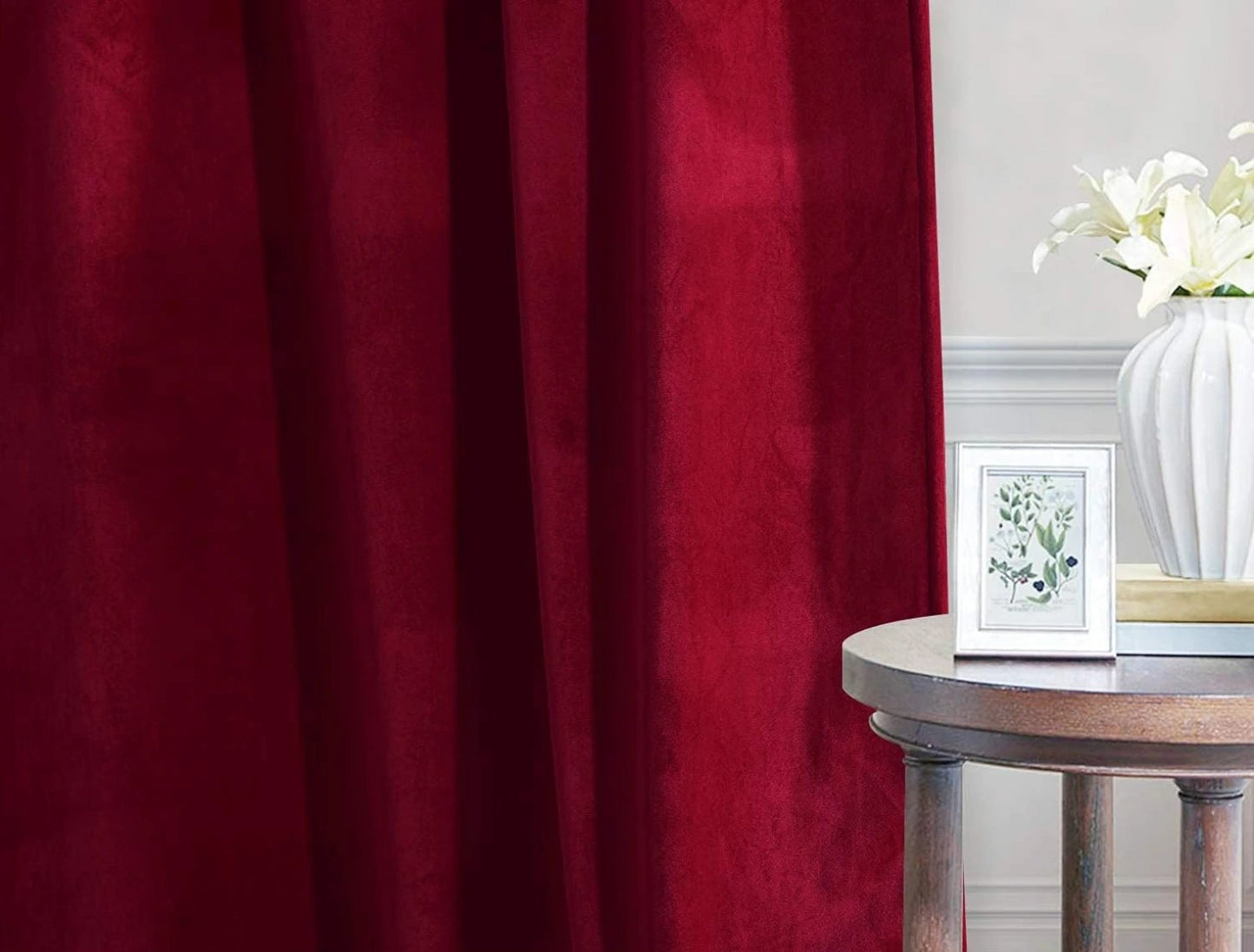 Image d'un rideau en velours rouge de haute qualité, avec des détails en soie, présenté dans un contexte de décoration d'intérieur. Ce rideau, qui fait partie de notre collection de textiles pour la maison, est parfait pour ajouter une touche de luxe et de chaleur à n'importe quelle pièce. Le rouge profond du tissu est complété par la douceur du velours et la finesse de la soie, ce qui en fait un complément idéal pour nos gammes de linge de maison et de tapis.