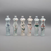 vase figurine céramique blanche bleu motifs floraux décoratifs hauteur 20cm erotique artistique