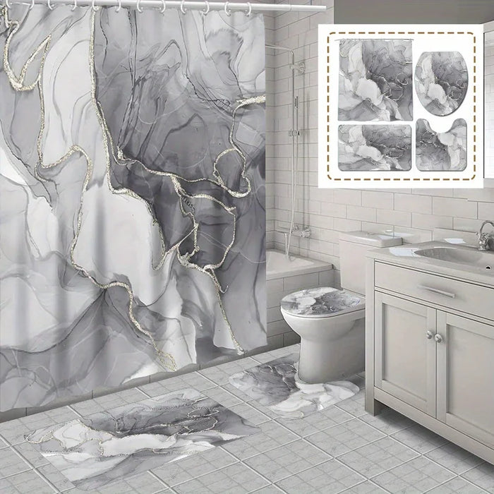 Rideau de douche en argent élégant, pendu sur une tringle à rideau, dans une salle de bain au design intérieur moderne. Le rideau complète parfaitement les accessoires de plomberie en argent, le robinet et les installations de plomberie visibles. Le fond de la salle de bain est embelli par des carreaux de marbre blancs et des éléments de design d'intérieur comprenant des accessoires de salle de bain.