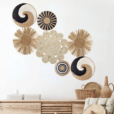 Décoration murale en paille tissée, panier rond en rotin style Boho sur un mur blanc