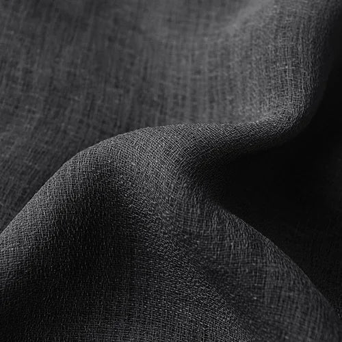 Rideaux monochromes gris en lin texturé, illustrant l'élégante simplicité du lin argenté dans un design textile. Idéal pour un thème de décoration intérieure sophistiqué.