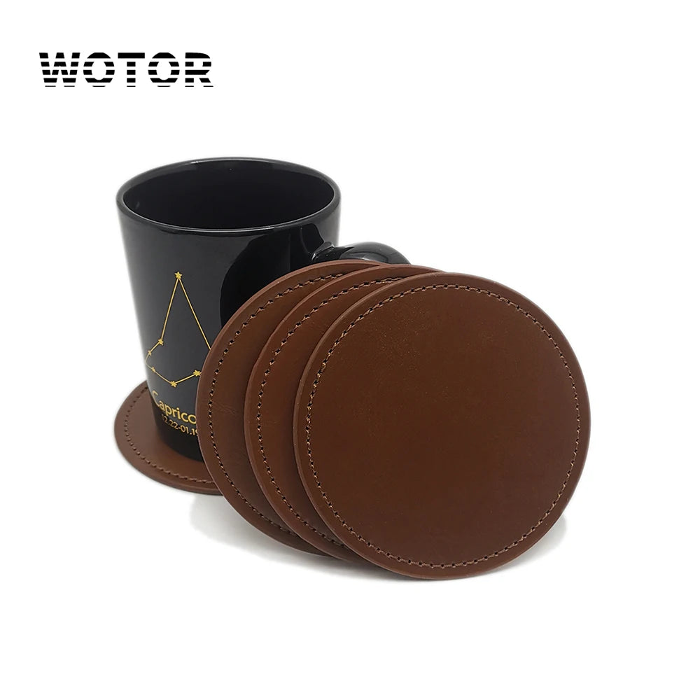Cette image montre un ensemble de sous-verres en cuir brun avec un étui noir au motif d'étoiles, représentant probablement une marque nommée "Wotop".