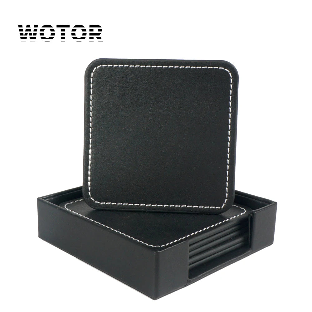 Dessous-de-verre en cuir noir avec porte-cartes de visite assorti, produit par la marque WOTOR, présenté dans une boîte de rangement noire.