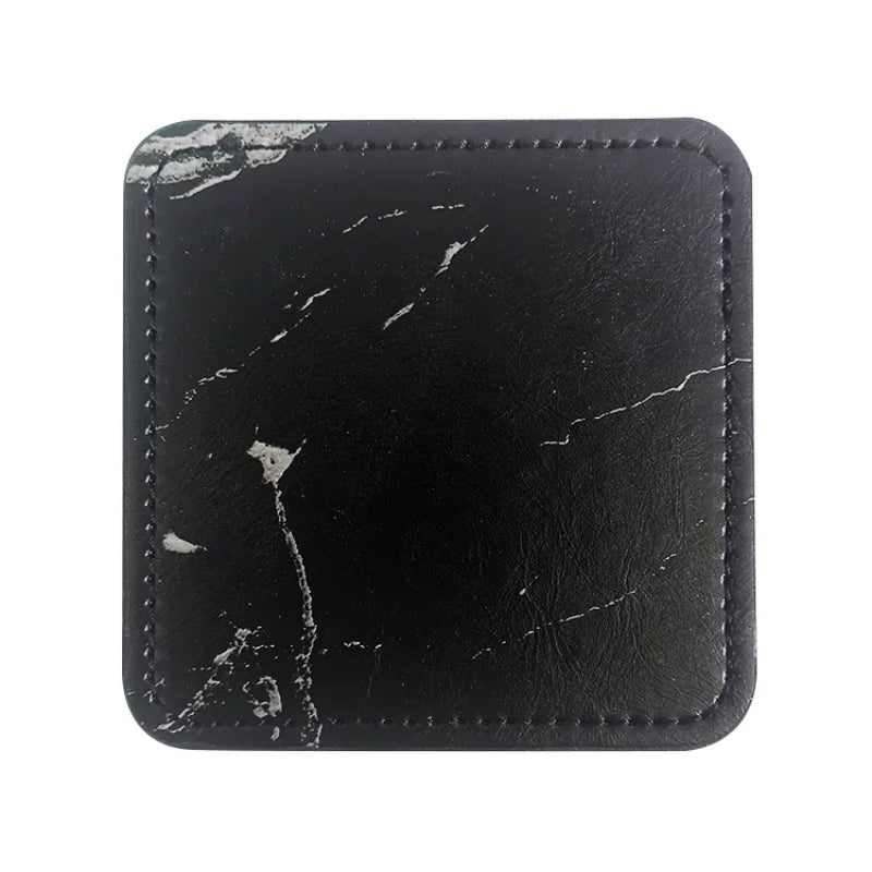 Élégant porte-cartes en cuir noir veiné avec couture décorative.