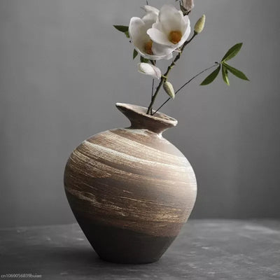 Vase en céramique noire abstrait style japonais sur table en bois