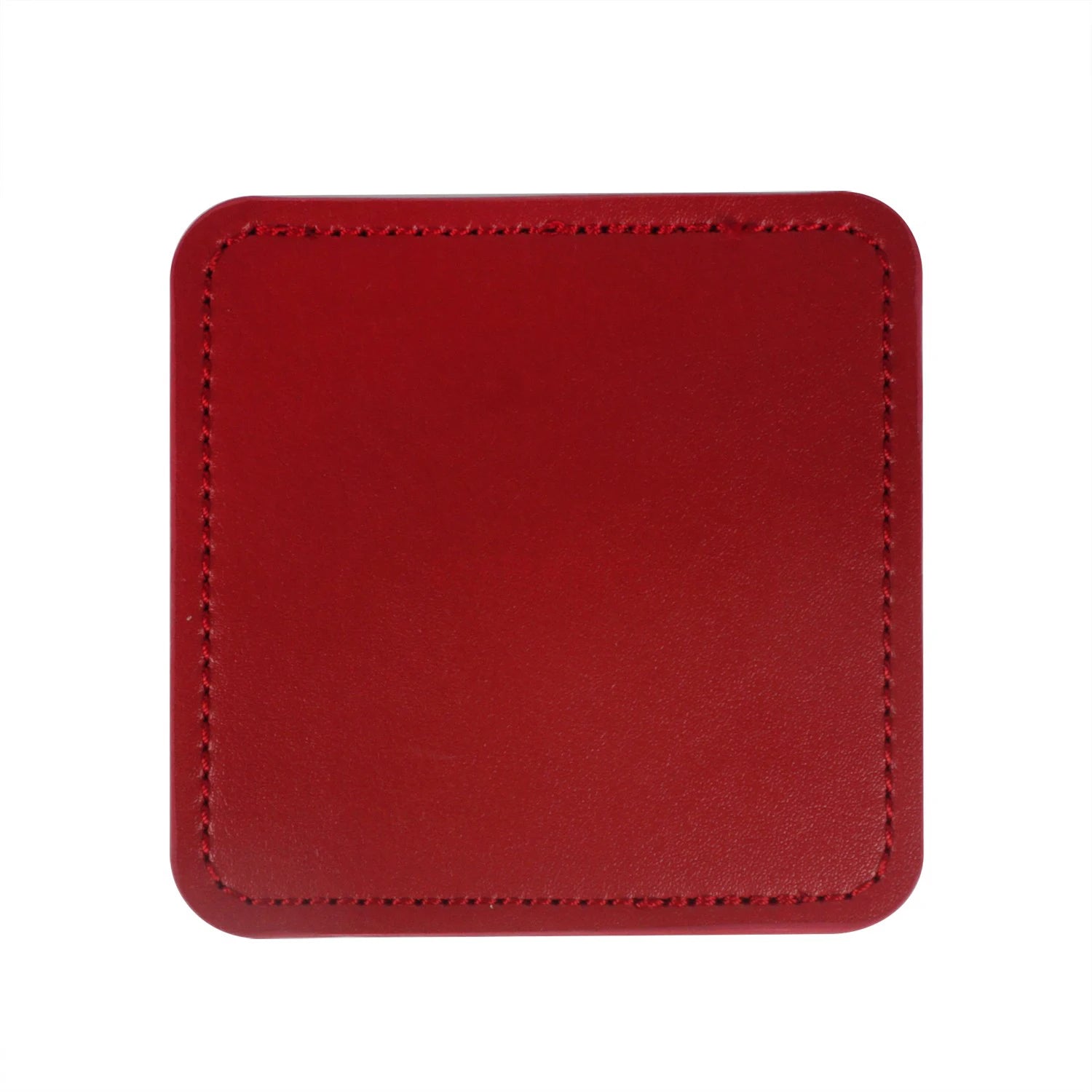 Carreau de cuir rouge uni avec surpiqûres sur les bords.