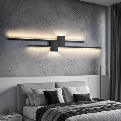 Applique murale LED moderne en fer avec abat-jour blanc dans une chambre