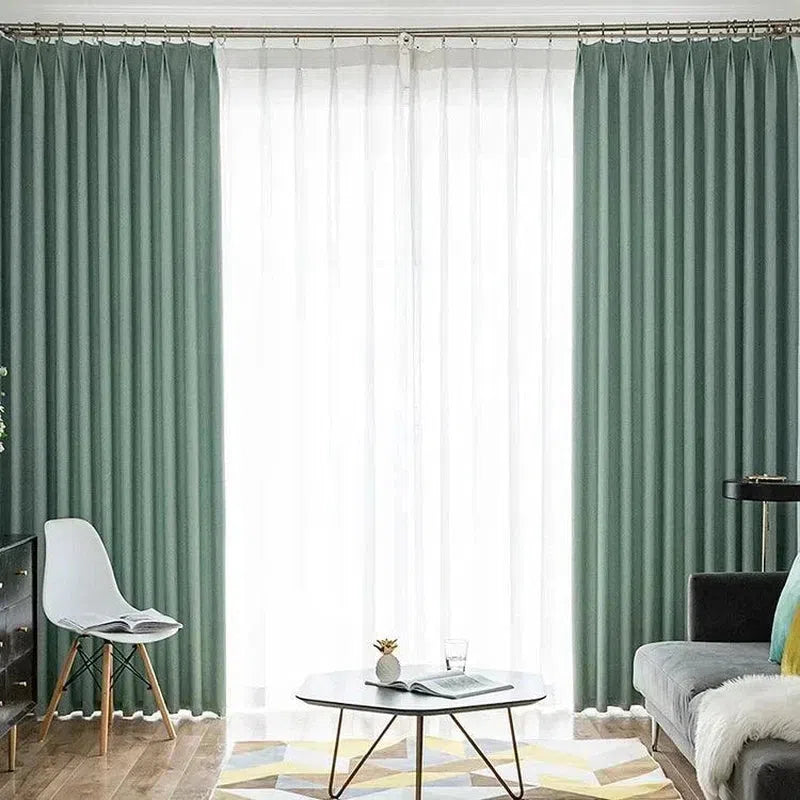 Rideaux élégants dans un salon moderne avec design scandinave, couleurs apaisantes et clarté naturelle, créant une ambiance chaleureuse et accueillante.