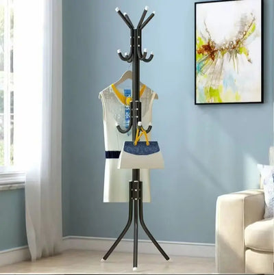 Porte-manteau mural métallique design noir avec manteaux suspendus