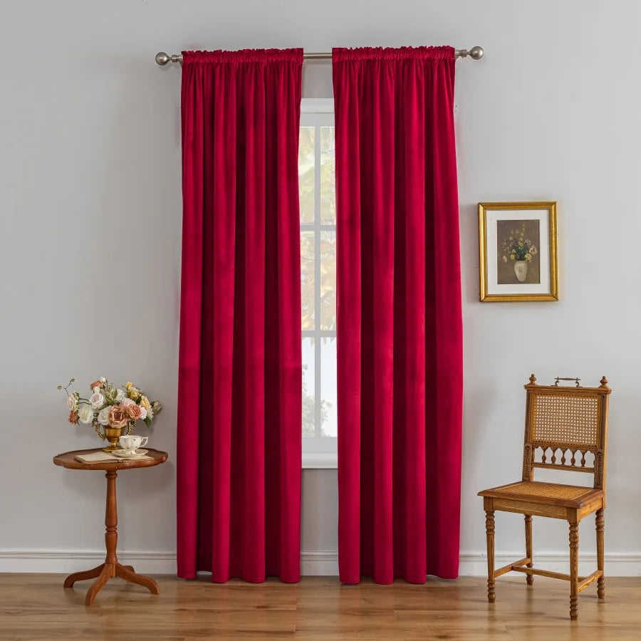 Image d'un rideau de fenêtre en velours rouge et rose, avec des traitements de fenêtre et des couvertures complémentaires. Les caractéristiques visuelles incluent des grommets de haute qualité et un tissu en soie luxueux. Parfait pour ajouter du charme et de la chaleur à n'importe quelle pièce, avec un tapis assorti en option. Idéal pour les maisons cherchant à améliorer leur décoration intérieure avec des textiles de haute qualité.