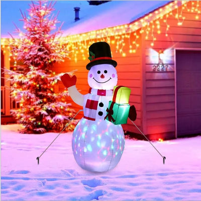 Bonhomme de neige gonflable lumineux dans un jardin enneigé