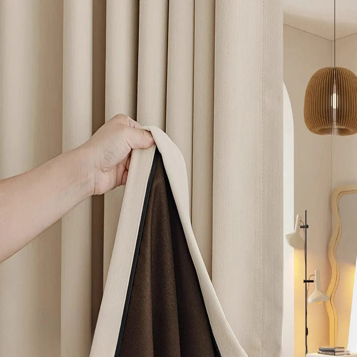 Rideau occultant élégant beige pour chambre moderne, offrant une isolation thermique et acoustique optimale. Accessoire idéal pour créer une ambiance chaleureuse tout en préservant l'intimité. Parfait pour décorer salons et chambres à coucher avec une touche de sophistication.