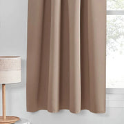 rideau taupe uni moderne tringle minimaliste intérieur élégant fenêtre lampe tapis canapé