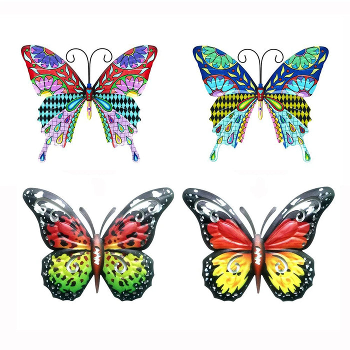 Décoration murale papillon en métal argenté suspendue sur un mur blanc