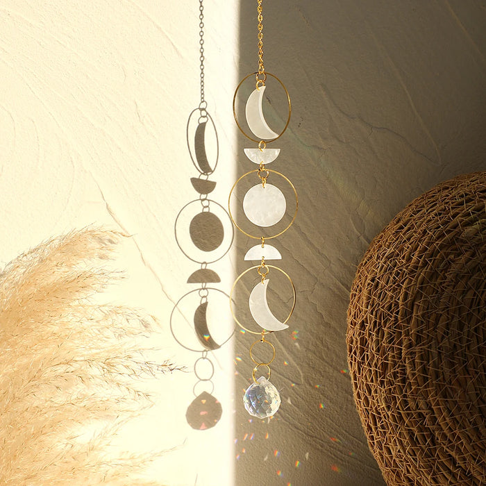 Attrape-soleil en cristal arc-en-ciel suspendu dans un jardin ensoleillé