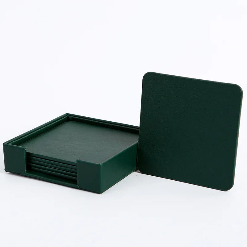 Un ensemble de sous-verres carrés de couleur verte, empilés et rangés dans un support assorti.