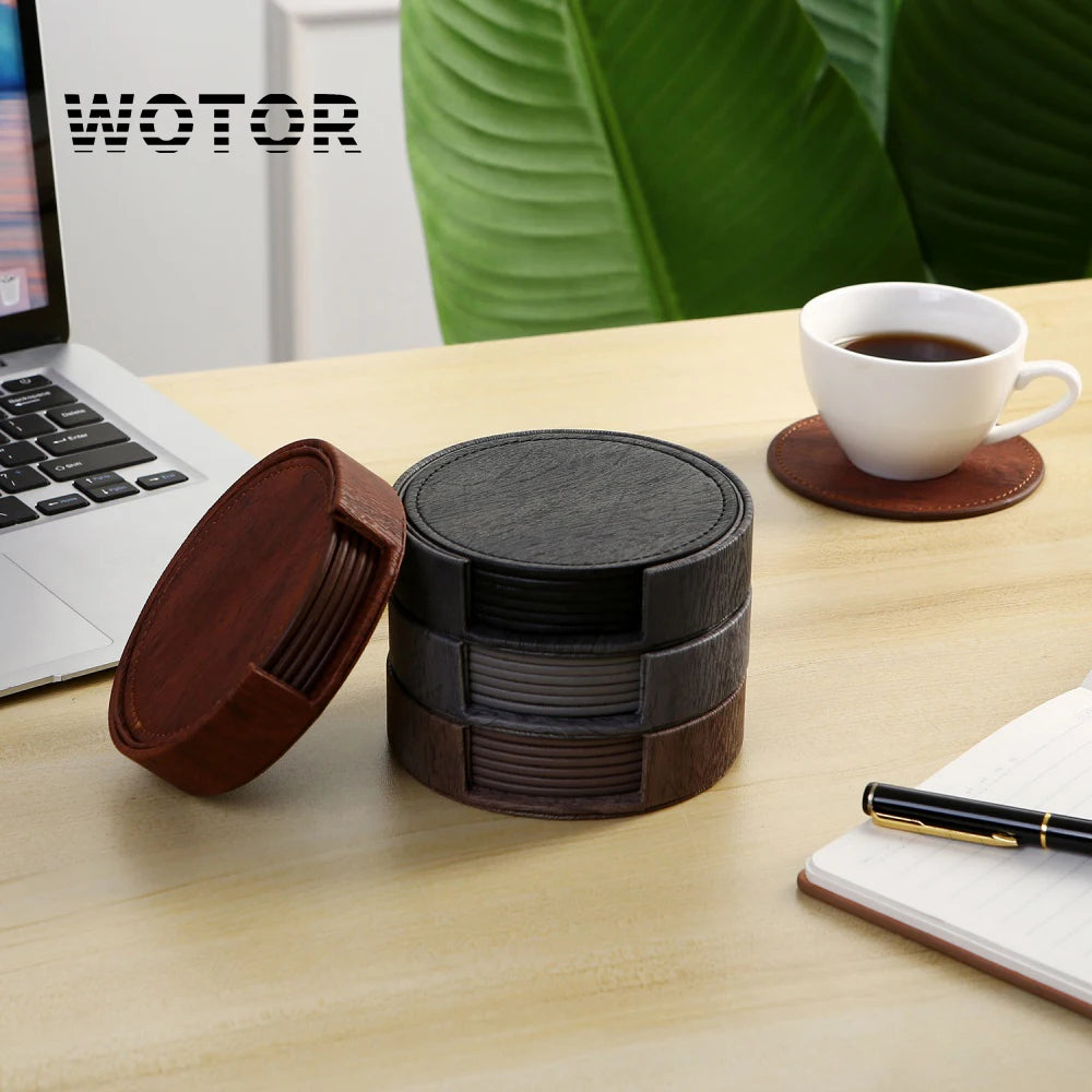 Un ensemble de sous-verres en cuir noir et brun, placé sur un bureau avec un ordinateur portable et une tasse de café, créant un environnement de travail moderne et élégant.