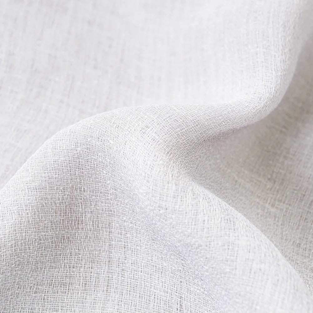Image représentant des rideaux tissé couleur gris argent, souvent utilisés comme nappe de table dans le domaine du textile et des linges de maison. Ces rideaux gris, qui peuvent aussi servir de nappe, ajoutent une touche d'élégance et de sophistication à tout intérieur.
