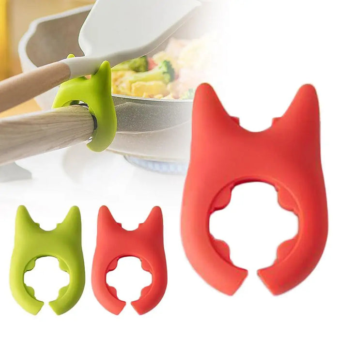 Repose-cuillère en silicone rouge organisant des spatules de cuisine