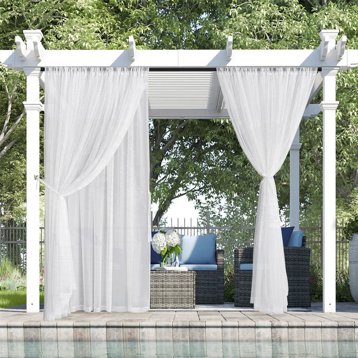 Rideaux élégants pour pergola, apportant une touche de charme à votre espace extérieur. Idéal pour créer un coin détente ombragé près de la piscine ou dans le jardin. Améliorez l'esthétique de votre patio avec ces rideaux pratiques et esthétiques. Profitez de moments de tranquillité en plein air tout en ajoutant une touche sophistiquée à votre mobilier de jardin.