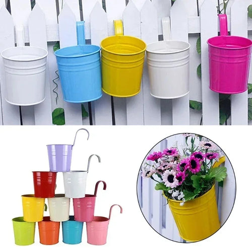 Mur de fleurs en fer métallique avec 10 couleurs vives suspendu sur un balcon