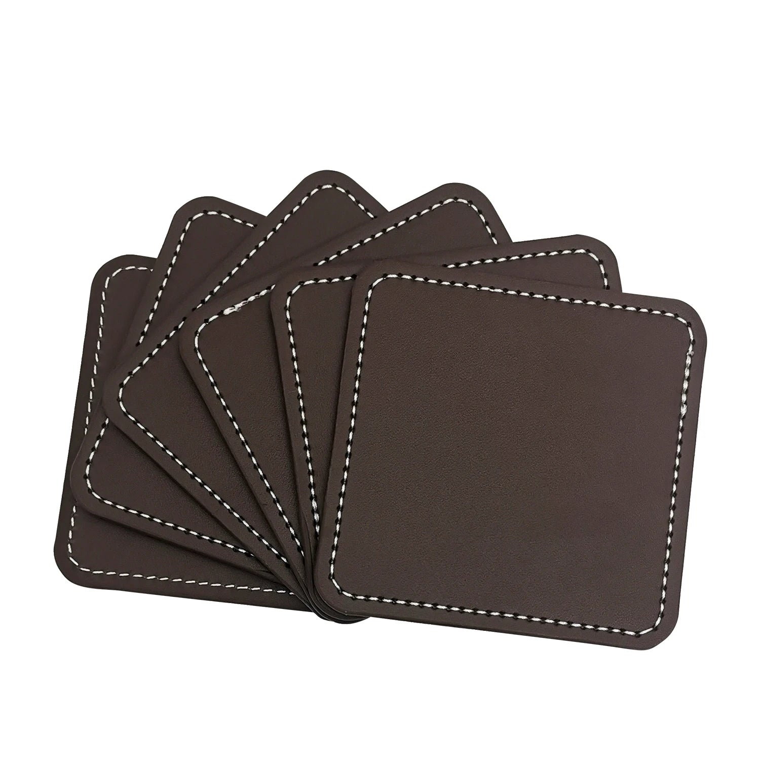 Des sous-verres carrés en cuir marron avec coutures blanches, empilés les uns sur les autres.