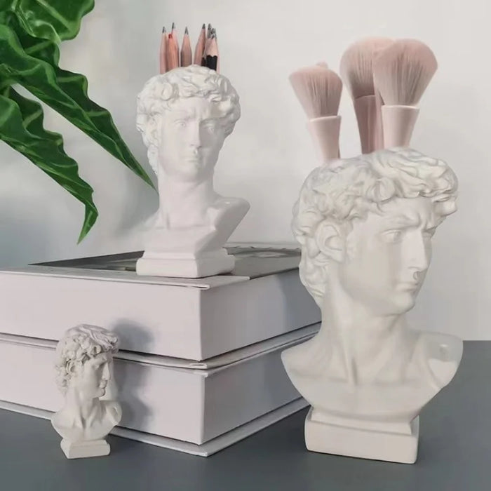Vase cache-pot tête humaine en résine couleur blanche sur bureau moderne
