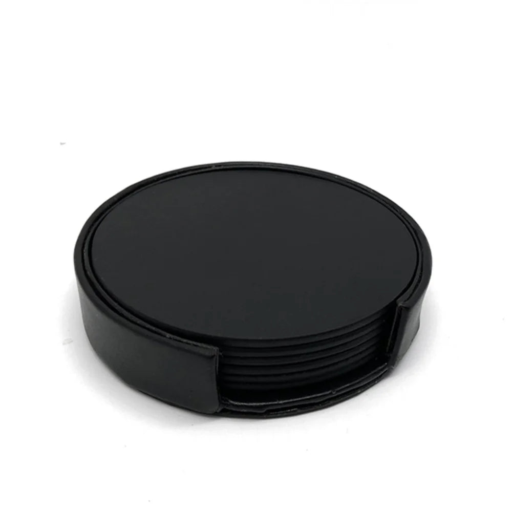 Un ensemble de sous-verres ronds noirs pour protéger les surfaces contre les dommages causés par les boissons.