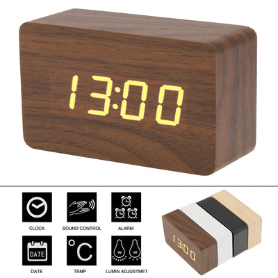 Réveil numérique LED en bois blanc sur table de bureau
