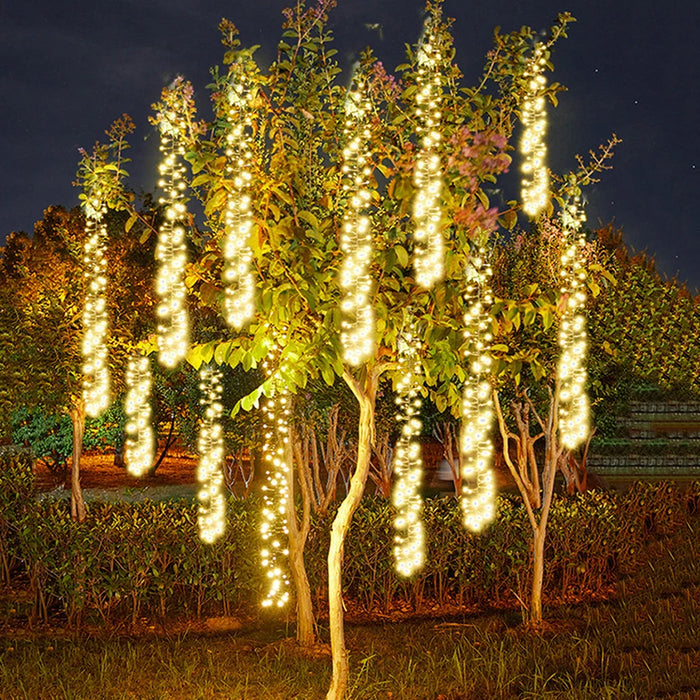Guirlande lumineuse pluie d'étoiles LED multicolore dans un jardin de Noël