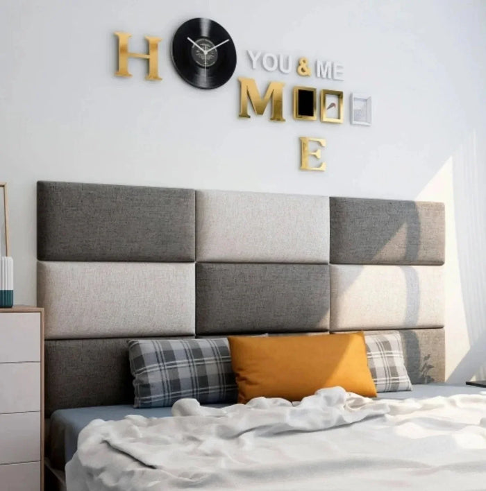 Tête de lit en bois moderne bleu profond dans une chambre élégante