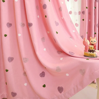 Rideaux roses pour chambre d'enfant avec motifs de cœurs multicolores, ajoutant une touche douce et ludique à la décoration intérieure. Accessoire idéal pour créer une atmosphère chaleureuse et accueillante.