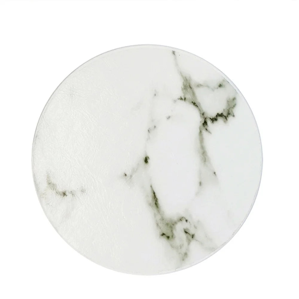 Plaque ronde en marbre blanc veiné gris, élégante et épurée.