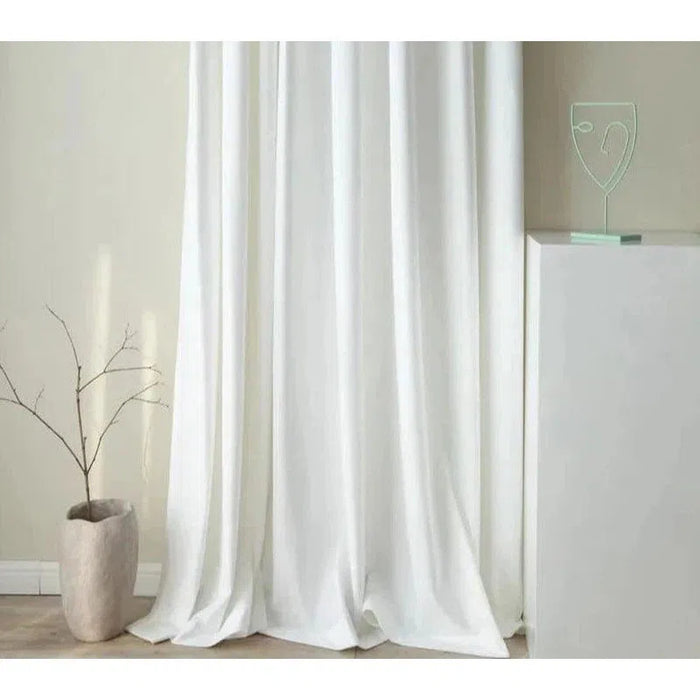 Rideaux blancs élégants pour salon moderne, apportant luminosité et style à votre intérieur. Décoration minimaliste aux lignes épurées, idéale pour créer une ambiance apaisante. Accessoirisez votre maison avec ces rideaux contemporains qui s'harmonisent aisément avec différents décors.