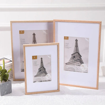 Cadre photo mural en bois naturel rouge suspendu sur un mur blanc