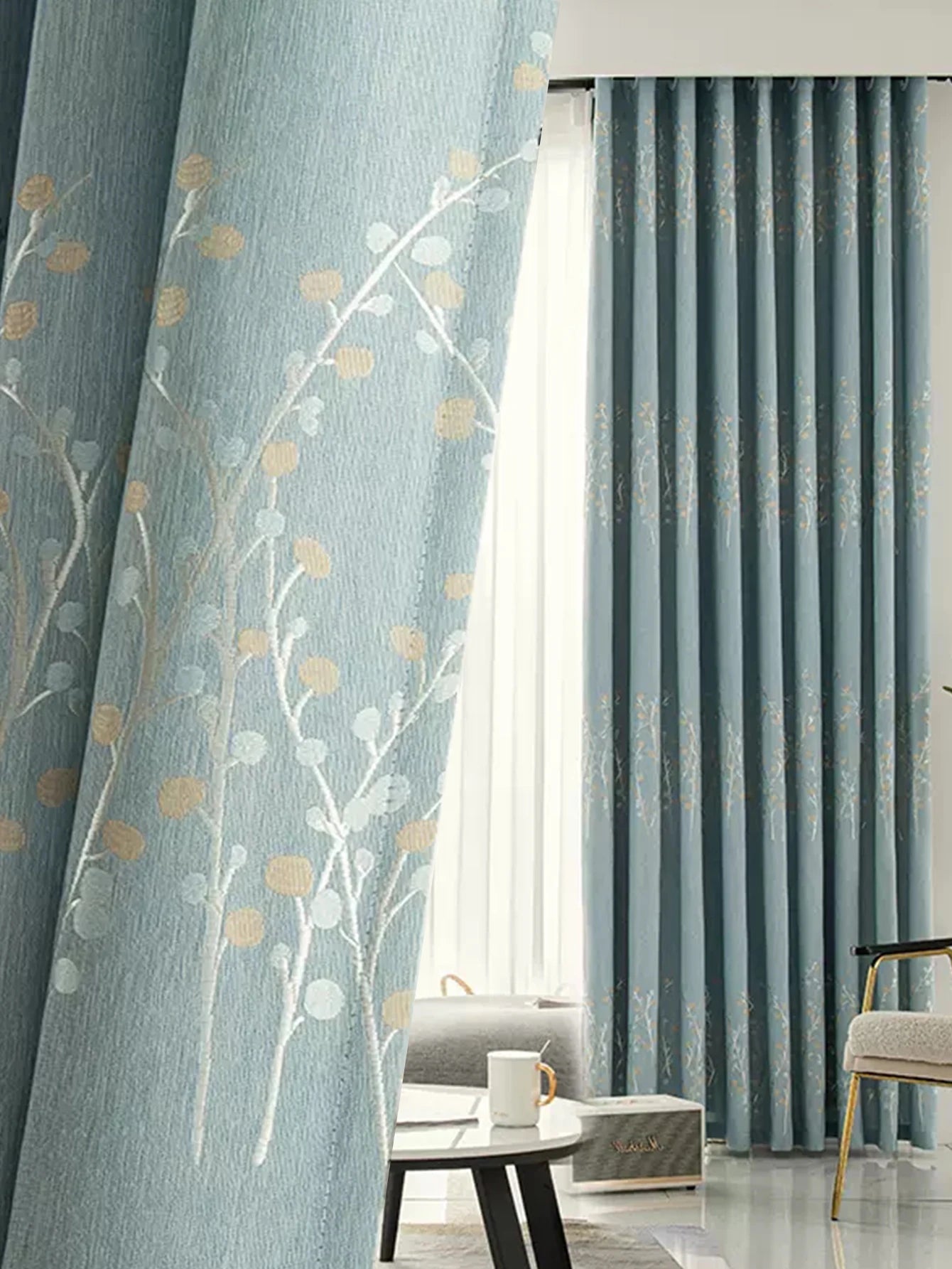 Des rideaux de design d'intérieur en textile bleu luxueux avec un motif floral, suspendus comme une solution de traitement de fenêtre dans un salon bien aménagé. La pièce contient également des éléments de décoration comme une lampe moderne, un pot de fleurs avec une belle plante d'intérieur sur un papier peint élégant. Une idée parfaite de revêtement de fenêtre pour améliorer l'esthétique de votre espace de vie.