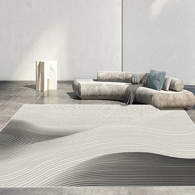 Le salon moderne présente un tapis ondulé gris et beige ainsi qu'un canapé confortable et décontracté avec des coussins de décoration.