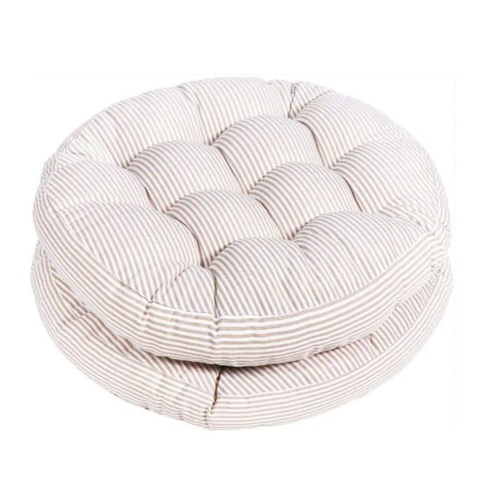 Coussin de sol extérieur rond blanc sur patio en bois