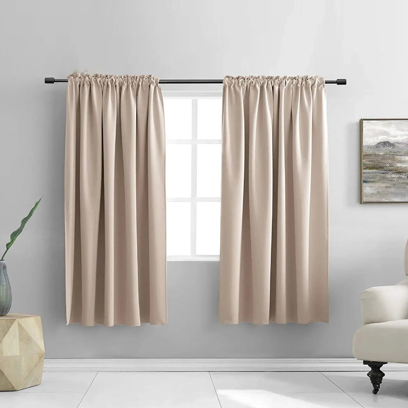 Rideaux marron clair mi-longs posés devant une fenêtre dans un salon épuré, avec un mur gris clair et un tableau paysager.