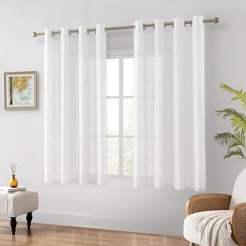 Voilages blancs transparents à œillets installés sur une tringle dorée, décorant une fenêtre dans un salon épuré et lumineux.