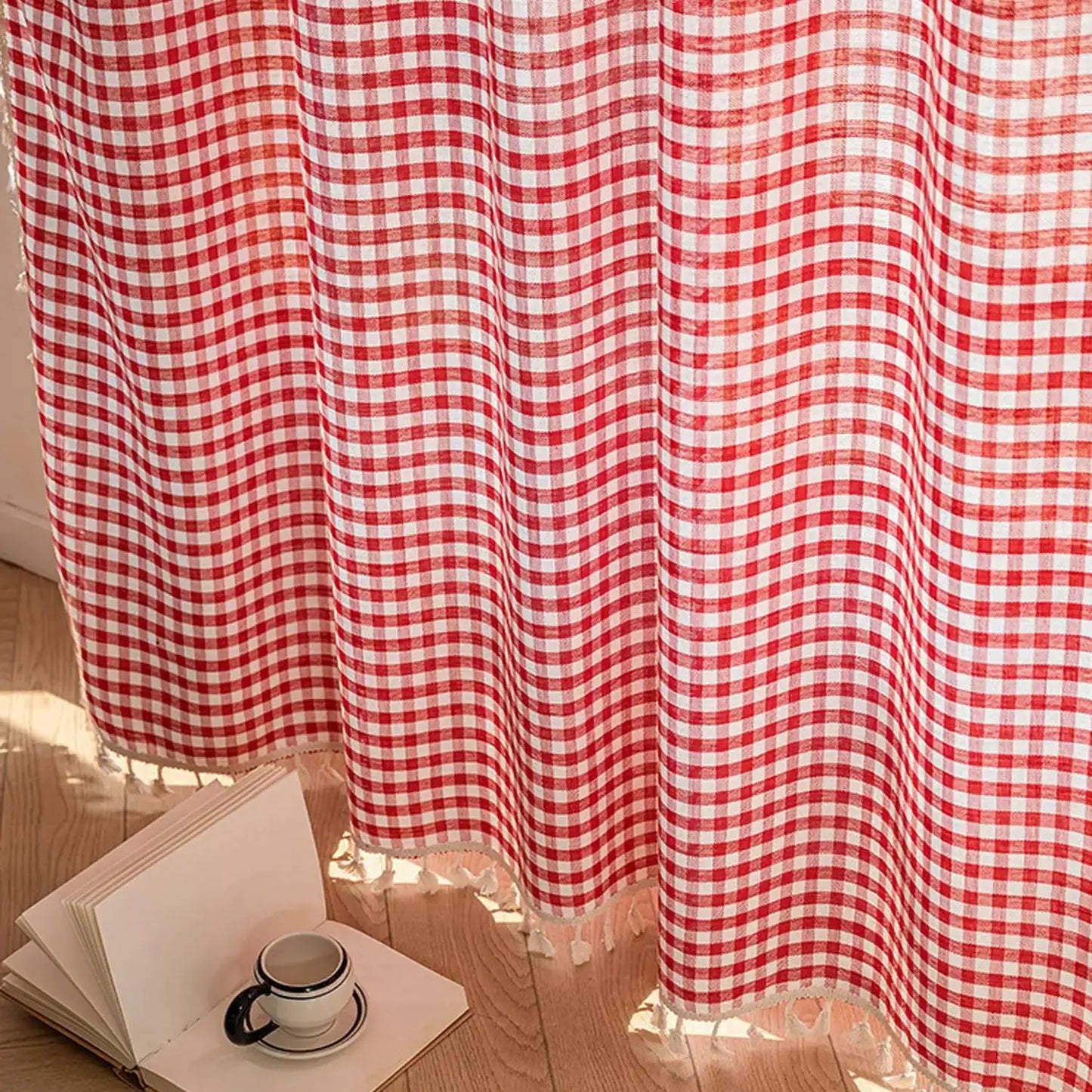Rideau à carreaux rouges et blancs, idéal pour une décoration intérieure chaleureuse et accueillante. Parfait pour ajouter une touche rétro à votre salon ou cuisine. Élément décoratif avec motifs classiques qui s'accorde facilement à différents styles d'ameublement.