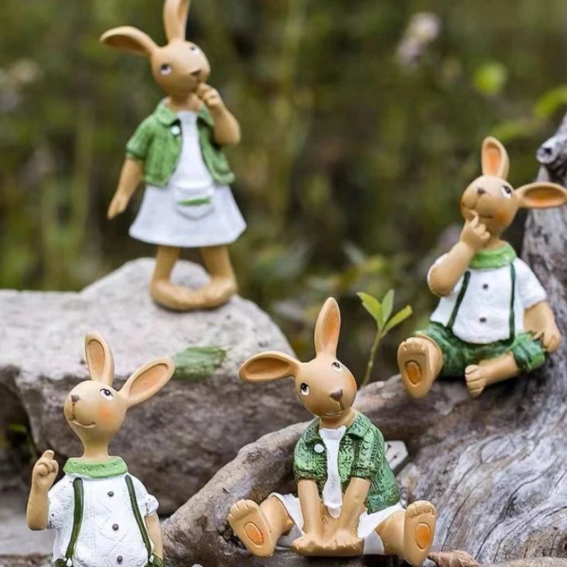 Une scène mignonne représentant une famille de lapins en tenue de campagne posée sur un tronc d'arbre dans un environnement naturel.
