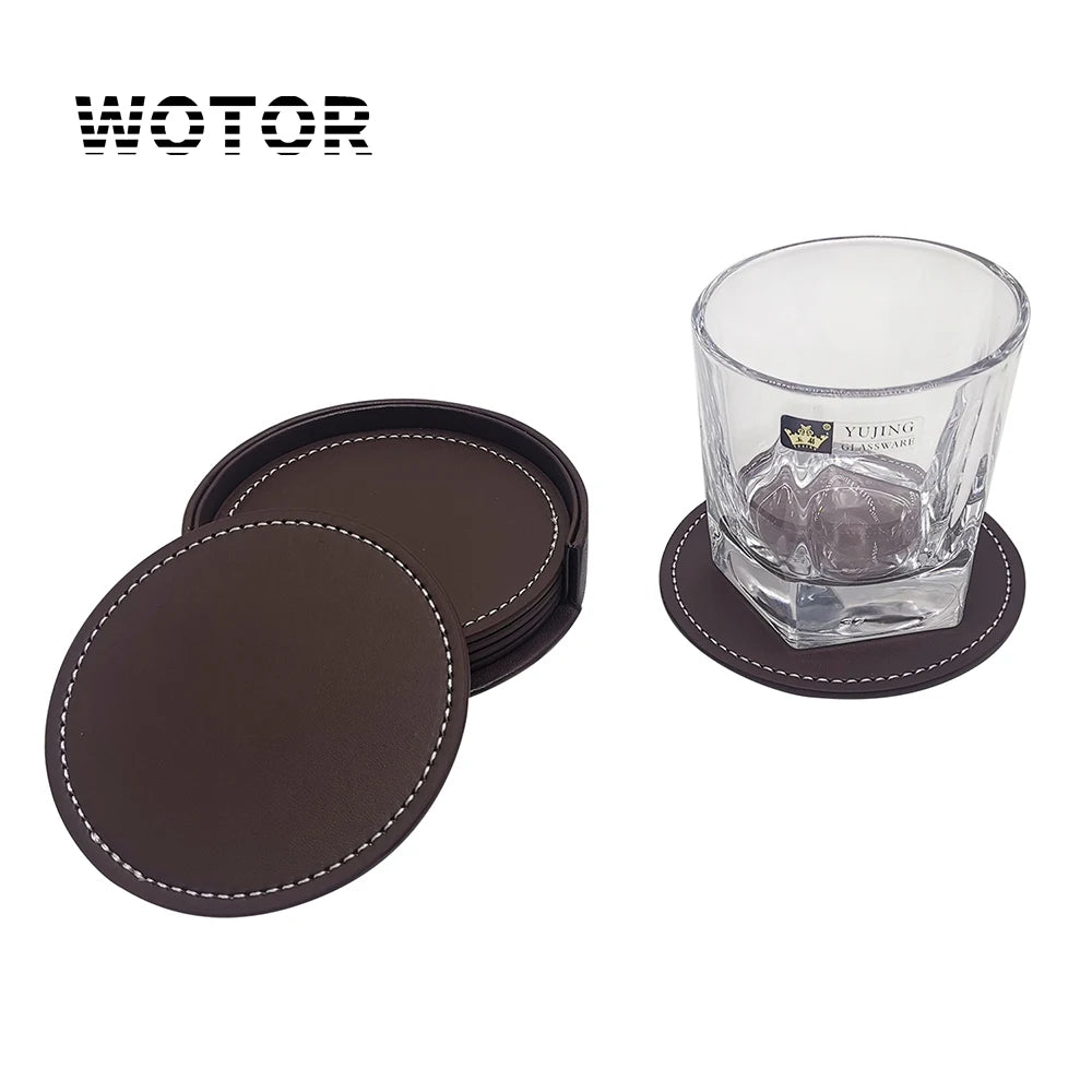 Ensemble de 6 sous-verres en cuir brun avec bords cousus, accompagné d'un verre en cristal arborant le logo de la marque "Yuling". Cet article est vendu par la marque de produits motorisés "Wotor".