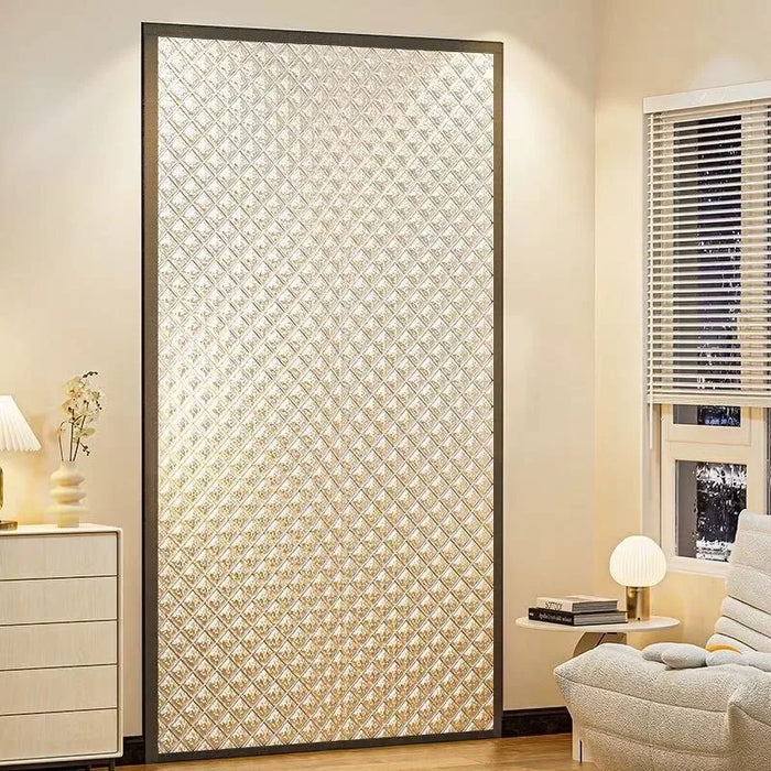 Paroi décorative brillante pour intérieur moderne, idéale pour séparer les espaces tout en ajoutant une touche esthétique raffinée. Convient parfaitement à un salon élégant et contemporain, apportant luminosité et style à votre décoration intérieure. Facile à intégrer dans divers styles de décoration, offrant une ambiance chaleureuse et accueillante.