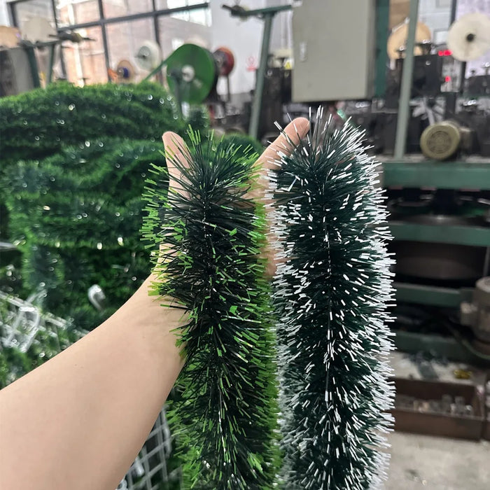 Guirlande de Noël gris clair avec nœud papillon décorant une porte