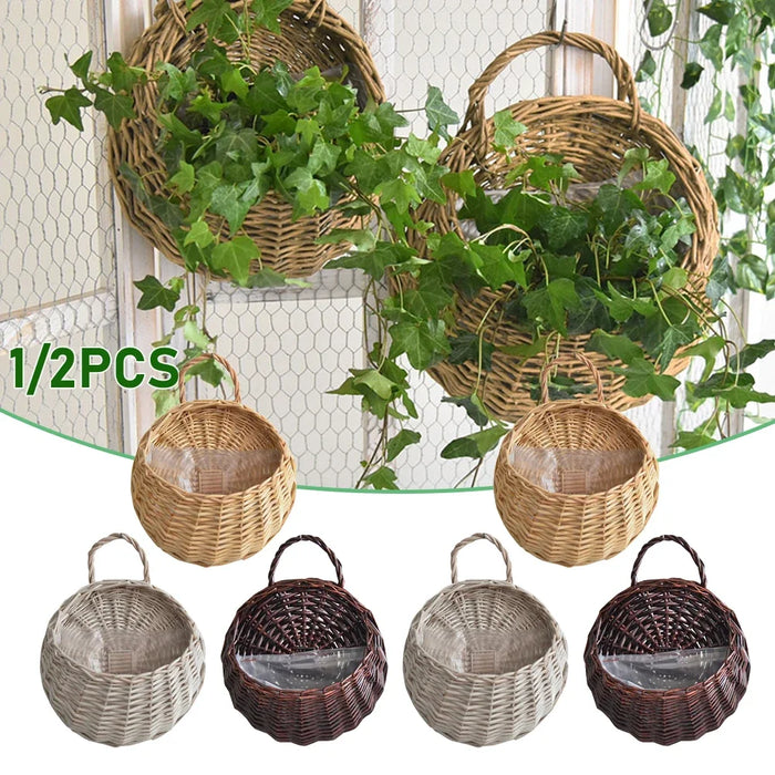 Panier mural en osier tissé main suspendu avec des plantes vertes