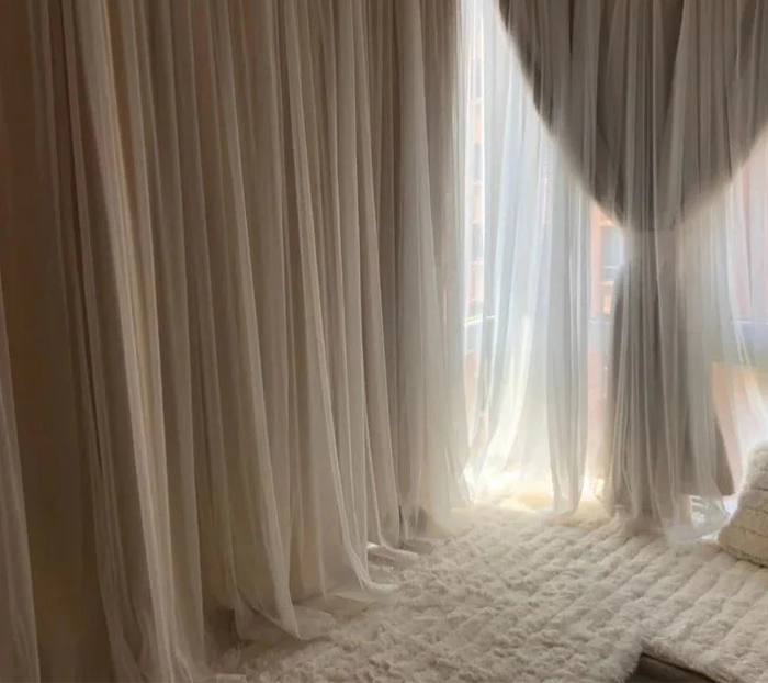 Rideaux élégants pour salon moderne, apportant une touche lumineuse et intime à votre espace. Ces rideaux longs et fluides créent une ambiance chaleureuse et raffinée, filtrant délicatement la lumière. Idéal pour un intérieur cosy et accueillant, transformant votre pièce en un lieu de détente et de style.