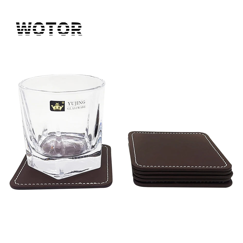 Verre à whisky en cristal avec sous-verres en cuir élégants dans un style sobre et raffiné.